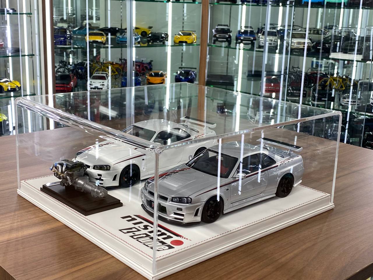 1/18 Acrylic Display Case White Leather Base [NISMO Z-tune Custom Print]