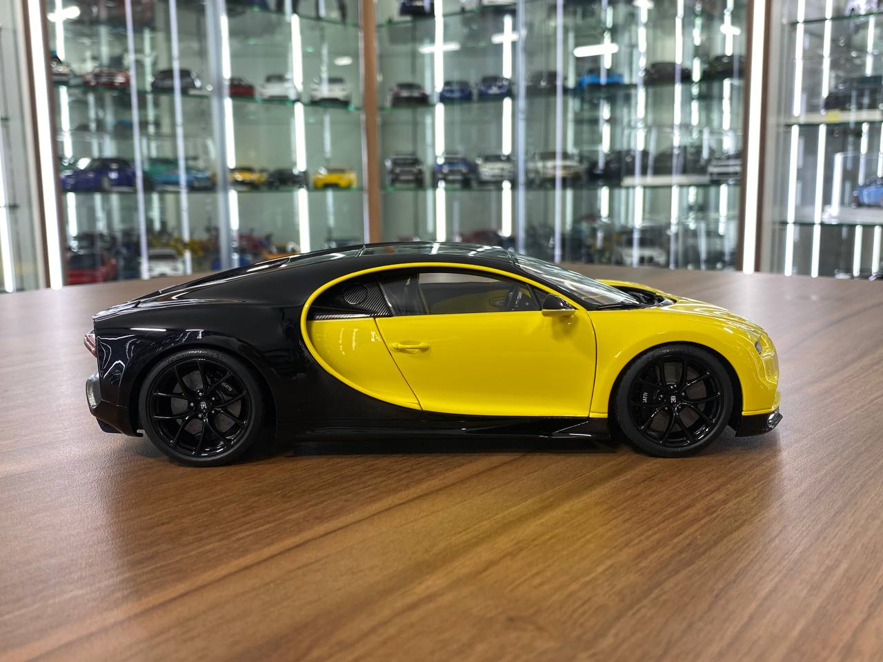 1:18 Diecast Metal – AUTOart Bugatti Chiron – Jaune Molsheim Yellow / Nocturne Black