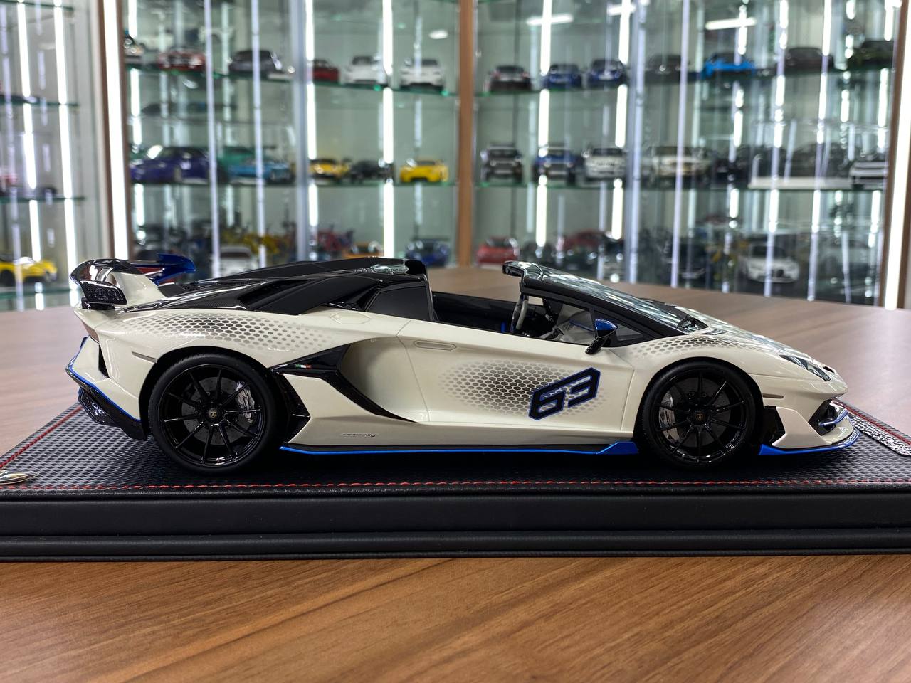 1:18 Resin MR Collection Lamborghini Aventador Roadster SVJ #63 – White/Blue – 1 of 1