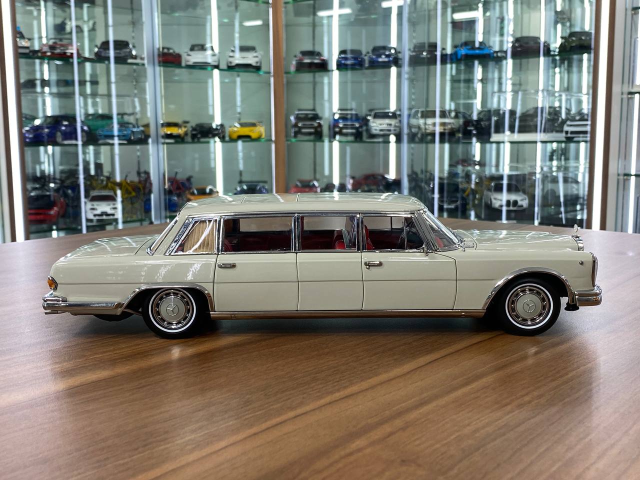 1:12 Diecast Full Opening – NZG Modelle GmbH Dealer Edition Mercedes-Benz 600 Pullman (W100) – White Grey