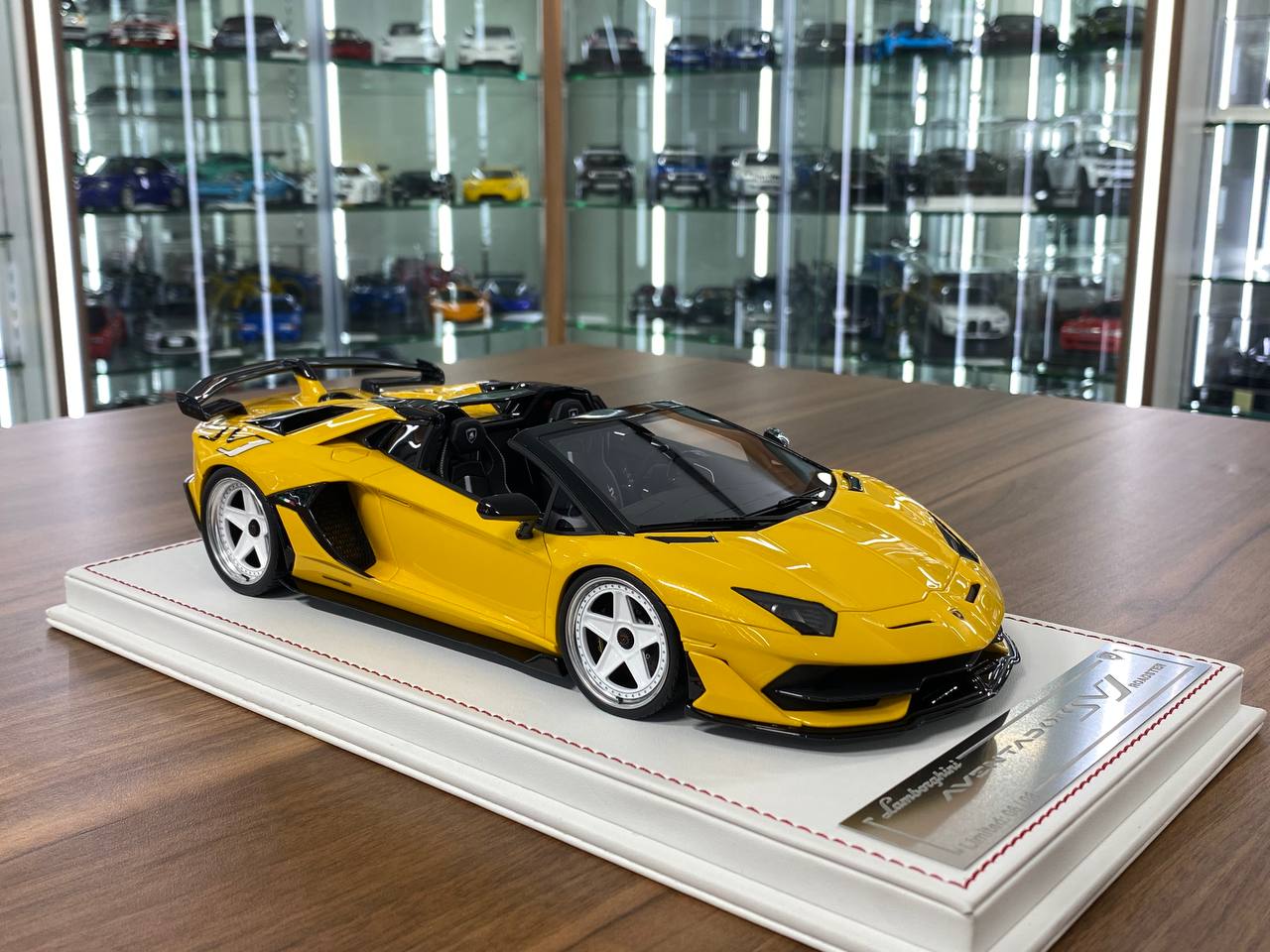 1:18 Resin Model - Davis & Giovanni Lamborghini Aventador SVJ Roadster - Giallo Orion