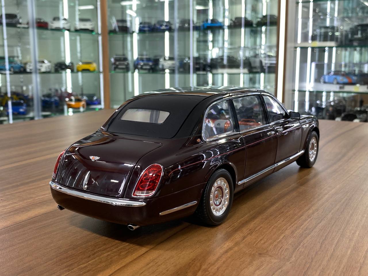 1:18 Diecast Full Opening – Minichamps Bentley State Limousine (Queen Elizabeth II – 2002) – Maroon