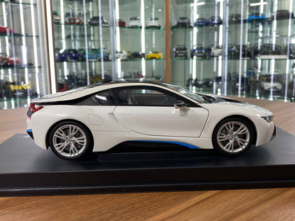 1:18 Diecast Full Opening – Minichamps Dealer Edition BMW i8 – Crystal White