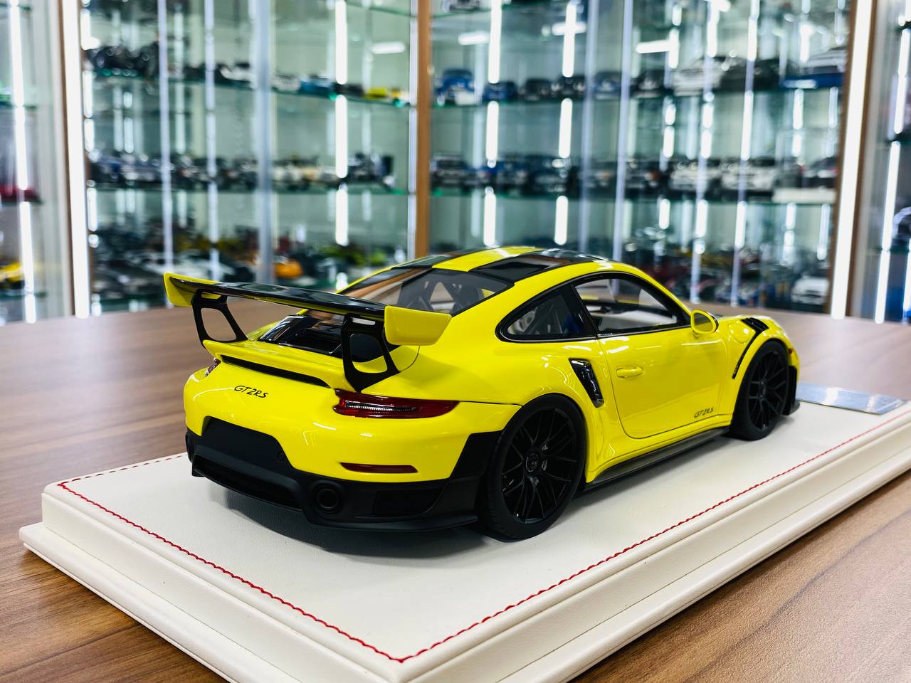 Davis & Giovanni Porsche 911 GT2 RS – 1/18 Resin Fluorescent Yellow, Limited 1 of 1