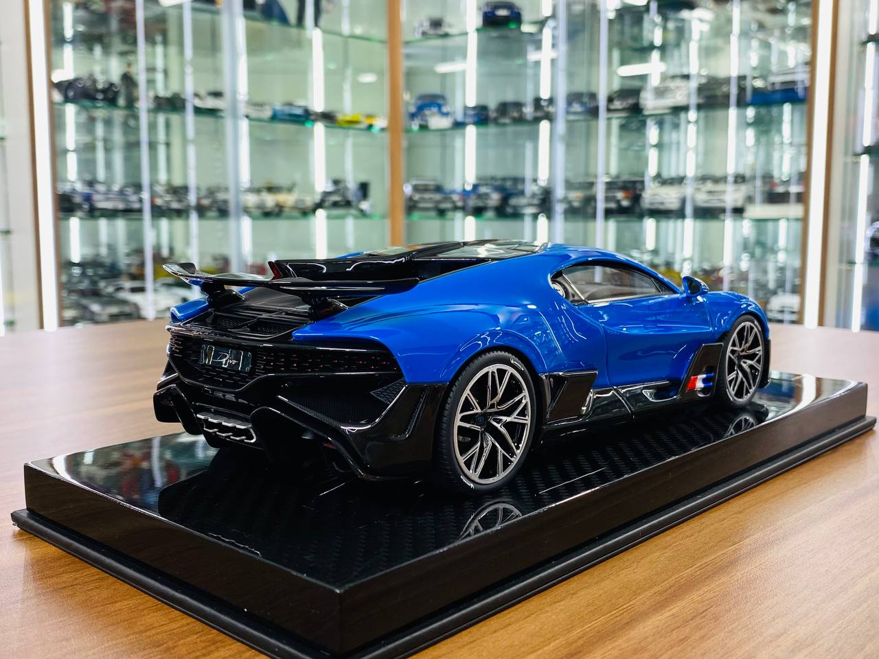 Exclusive 1/18 Resin Model - Bugatti Divo (Blue Le Mans)