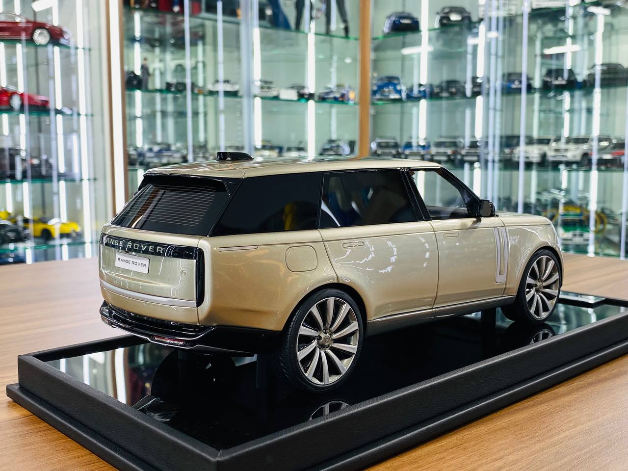 MotorHelix Range Rover Autobiography 2022 – 1/18 Resin Model, Champagne Gold, Limited 102