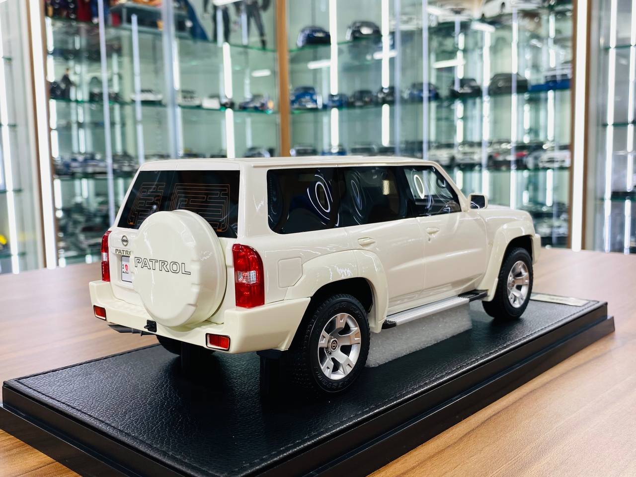 Ivy Model 1/18 Nissan Patrol Safari Y61 – White, Limited Edition