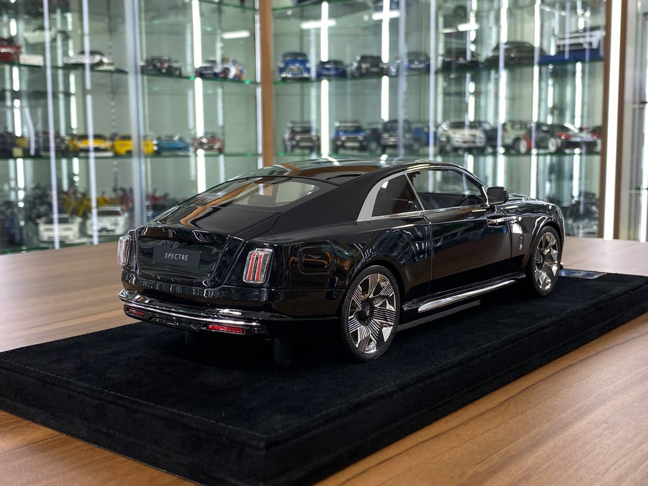 1/18 Resin Model - Rolls Royce Spectre Black by DF Model