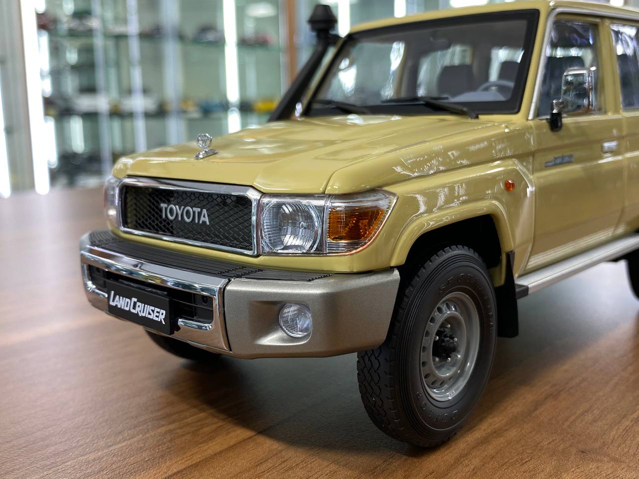 1/18 Diecast - Almost Real Toyota Land Cruiser 76 LC76 (2017) in Beige