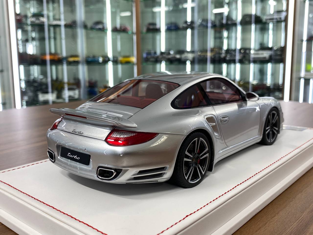 1:18 Resin - Porsche 911 Turbo (997.2) Silver with Red Interior by Ivy Model