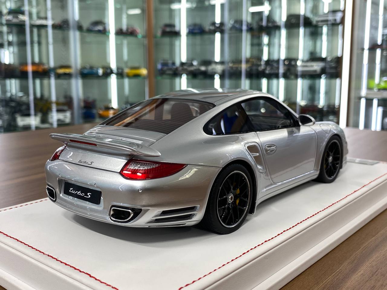 1:18 Resin - Porsche 911 Turbo S (997.2) Silver with Black Interior by Ivy Model