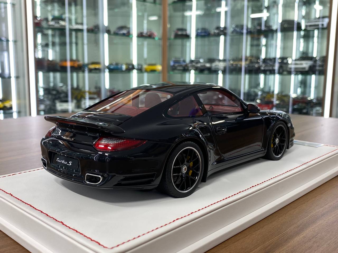 1:18 Resin Porsche 911 Turbo S (997.2) Black with Red Interior Ivy Model