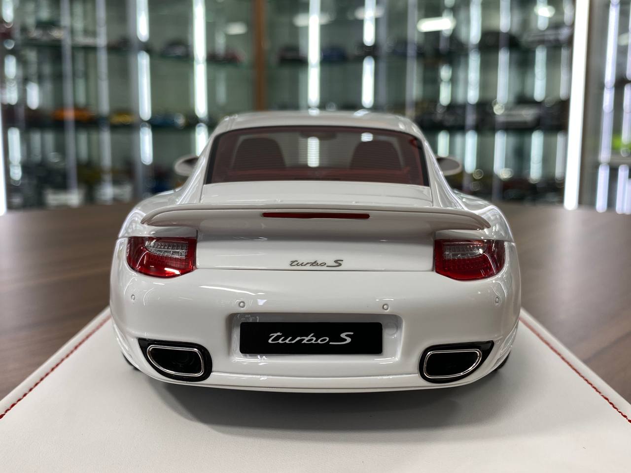 1:18 Resin - Porsche 911 Turbo S (997.2) White Exterior, Red Interior by Ivy Model