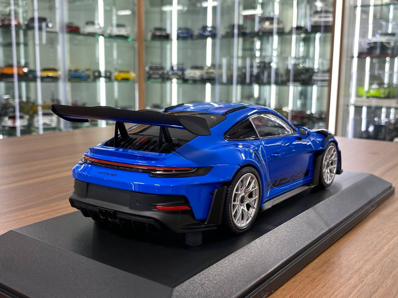 1:18 Diecast – Minichamps Porsche 911 (992) GT3 RS (2023) in Blue with Silver Wheels