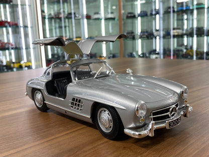 1:18 Diecast – Minichamps Mercedes-Benz 300 SL 1955 (Doors Opening)