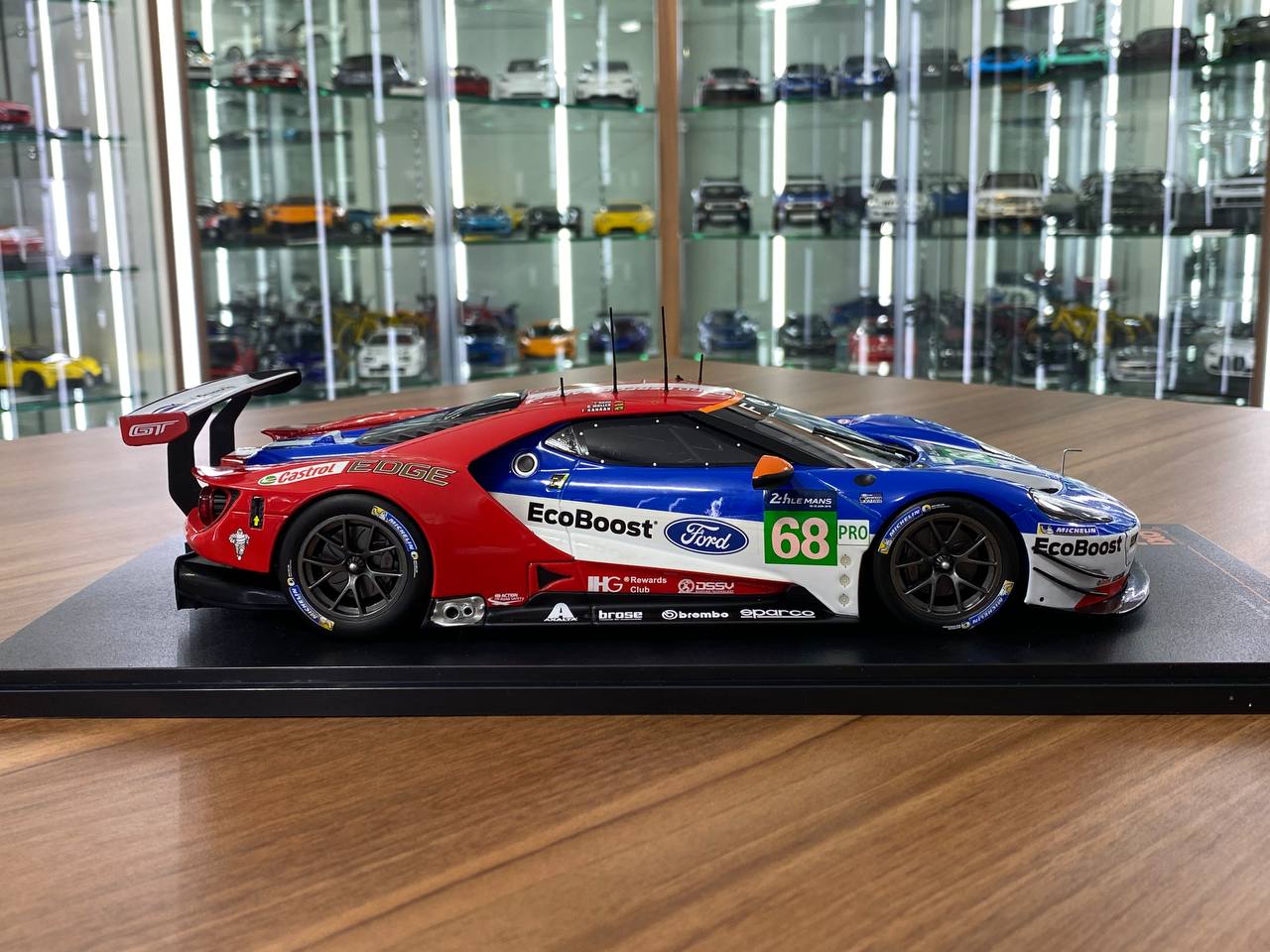 1:18 Diecast – IXO Models Ford GT #68 24H Le Mans 2017 (J. Hand / T. Kanaan / D. Müller)