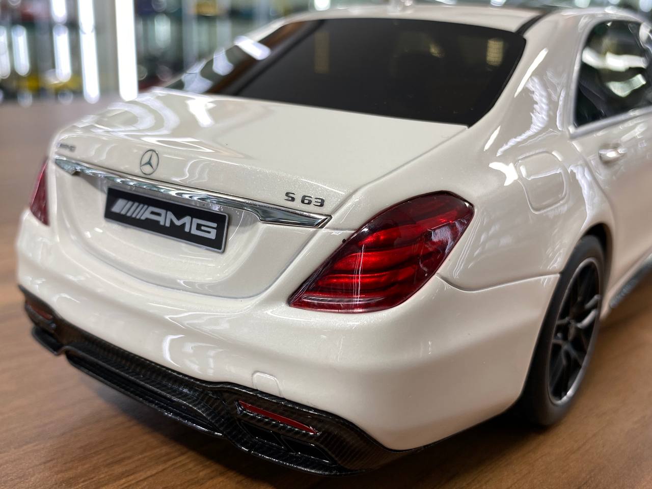 1:18 Resin Model – GT Spirit Dealer Edition Mercedes-Benz AMG S 63 (W222) 2018 – White (Limited Edition 1967)