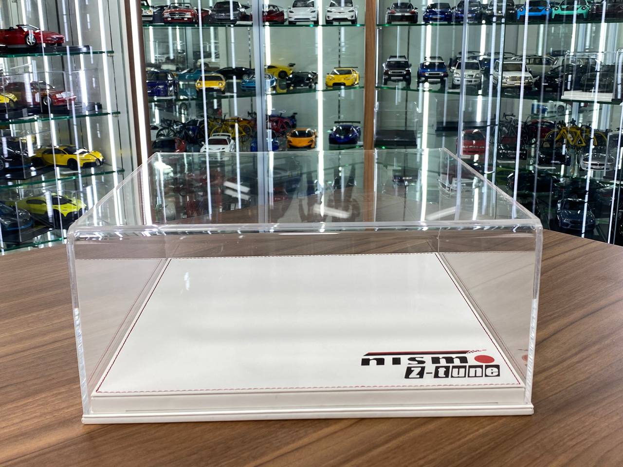 1/18 Acrylic Display Case White Leather Base [NISMO Z-tune Custom Print]