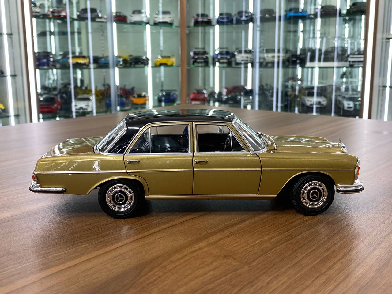 1/18 Diecast Norev Mercedes-Benz 280 SE (W108) Dealer Edition in Beige Model Car