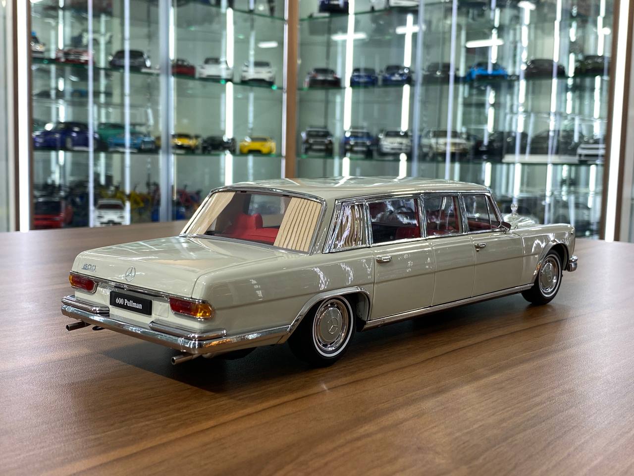 1:12 Diecast Full Opening – NZG Modelle GmbH Dealer Edition Mercedes-Benz 600 Pullman (W100) – White Grey