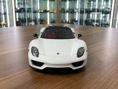 1/18 diecast AutoArt Porsche 918 Spyder Weissach Package White/ Black interior