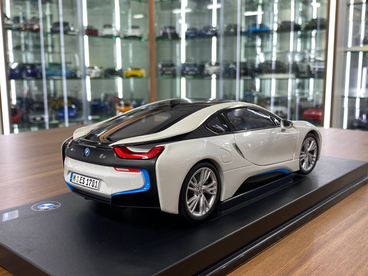 1:18 Diecast Full Opening – Minichamps Dealer Edition BMW i8 – Crystal White