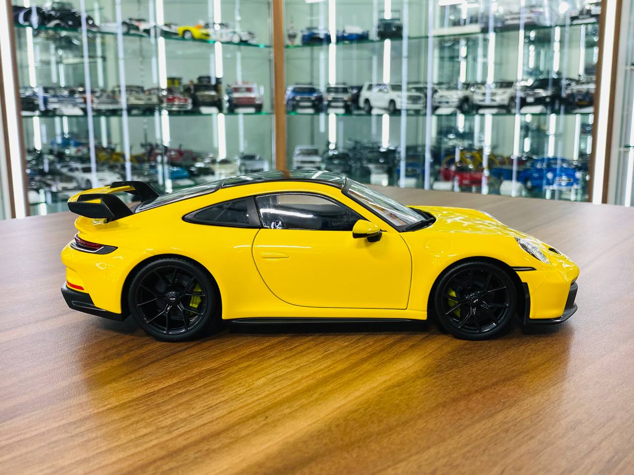 1/18 Diecast Maisto Porsche 911 GT3 yellow