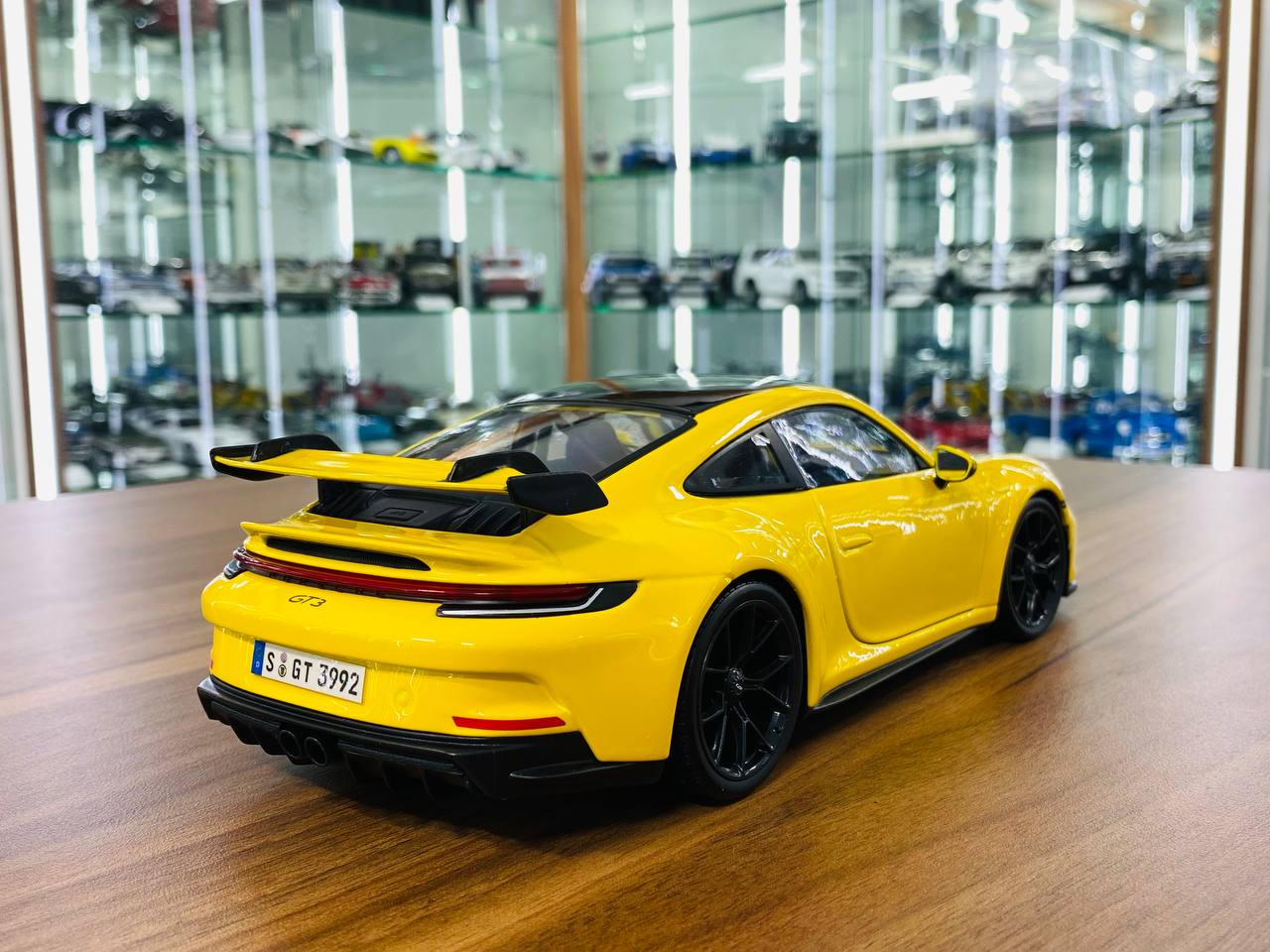 1/18 Diecast Maisto Porsche 911 GT3 yellow