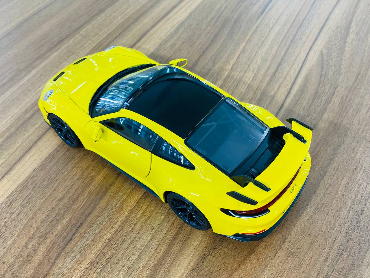 1/18 Diecast Maisto Porsche 911 GT3 yellow