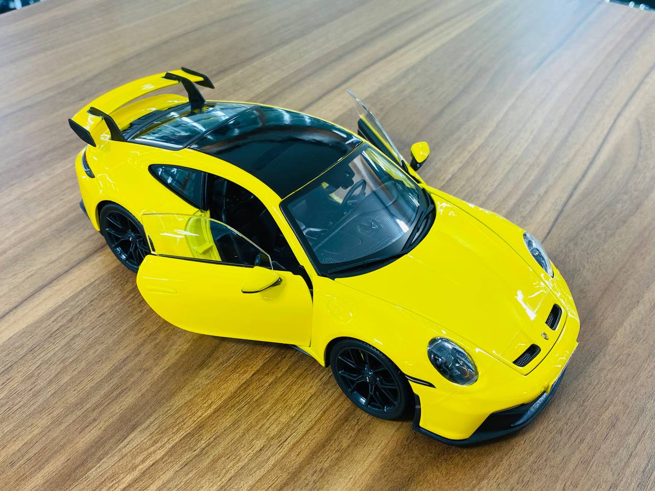 1/18 Diecast Maisto Porsche 911 GT3 yellow