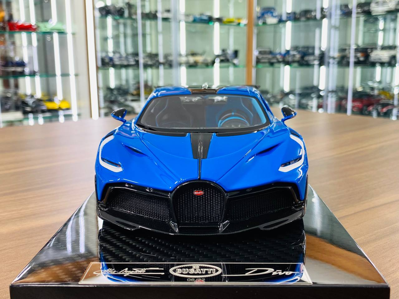 Exclusive 1/18 Resin Model - Bugatti Divo (Blue Le Mans)