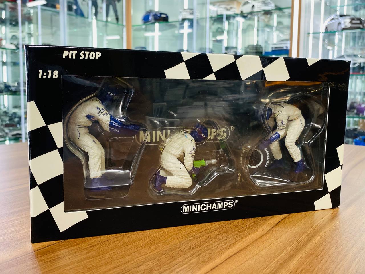 1/18 Resin – BMW Williams Tyre Change Set #2 by Minichamps