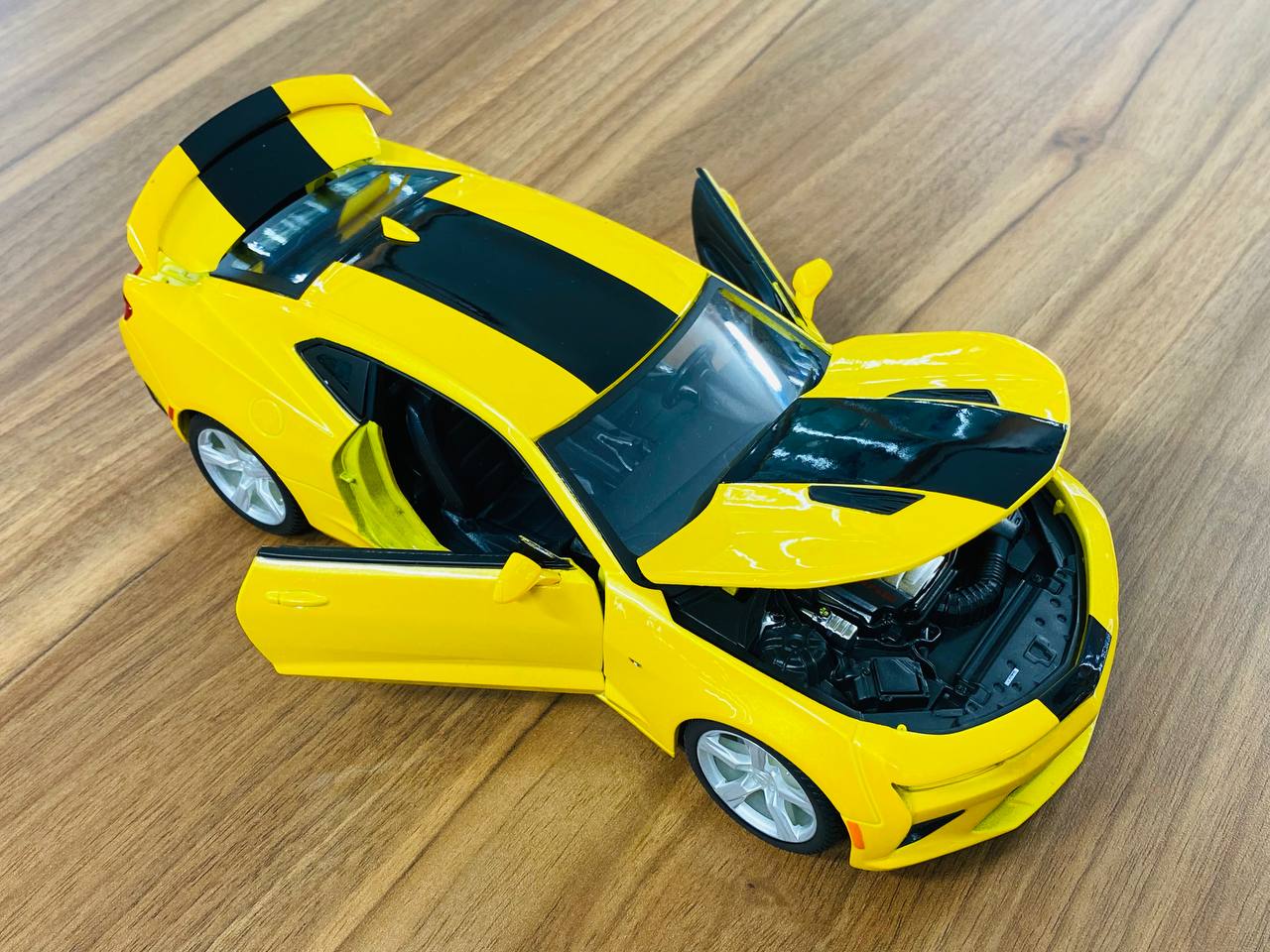 1/18 Diecast Maisto Chevrolet Camaro SS 2016  Yellow / black stripe