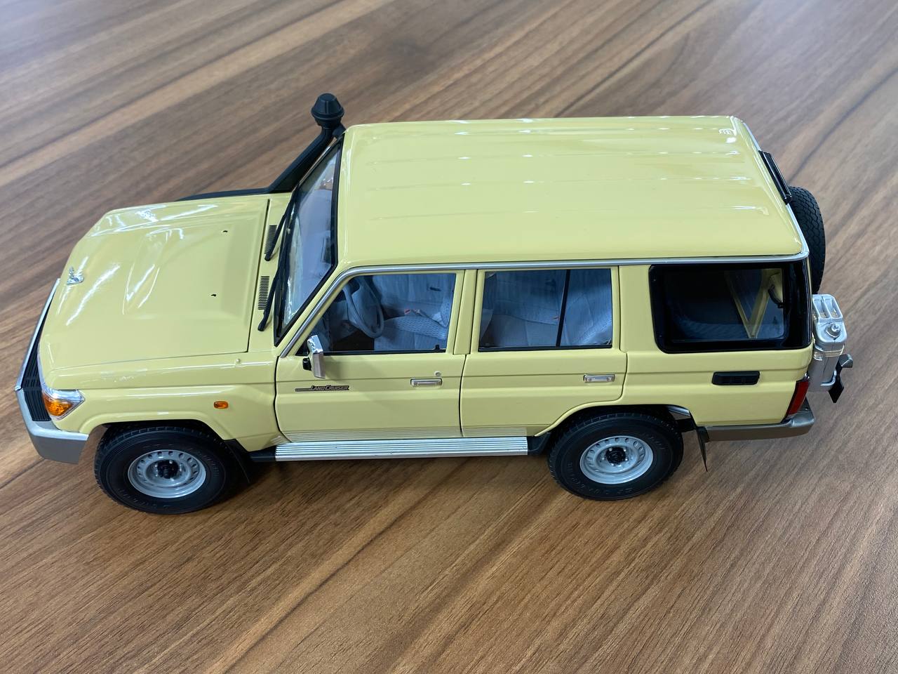 1/18 Diecast - Almost Real Toyota Land Cruiser 76 LC76 (2017) in Beige