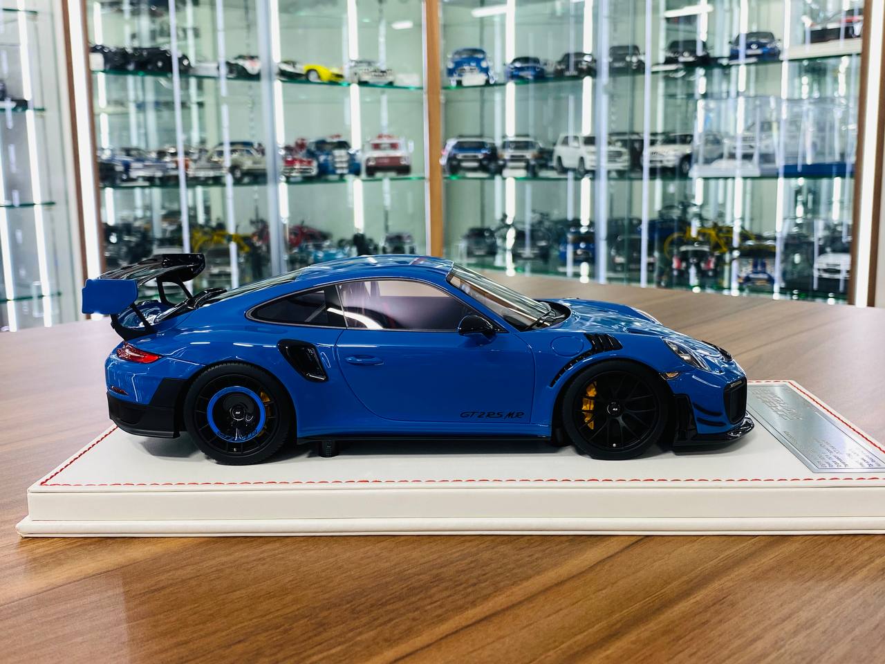 1/18 Resin Model - Dino Porsche 911 GT2 RS MR