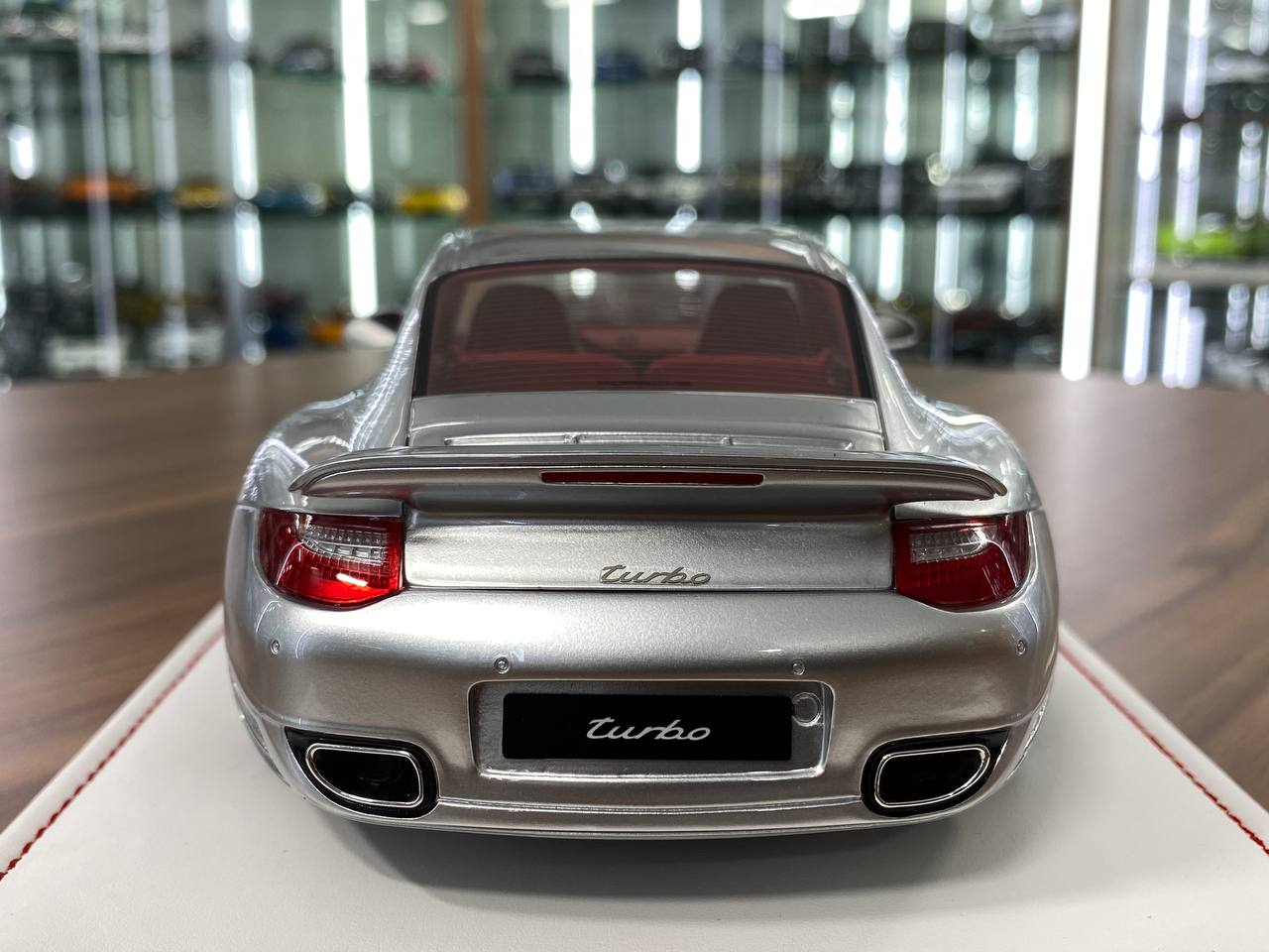 1:18 Resin - Porsche 911 Turbo (997.2) Silver with Red Interior by Ivy Model