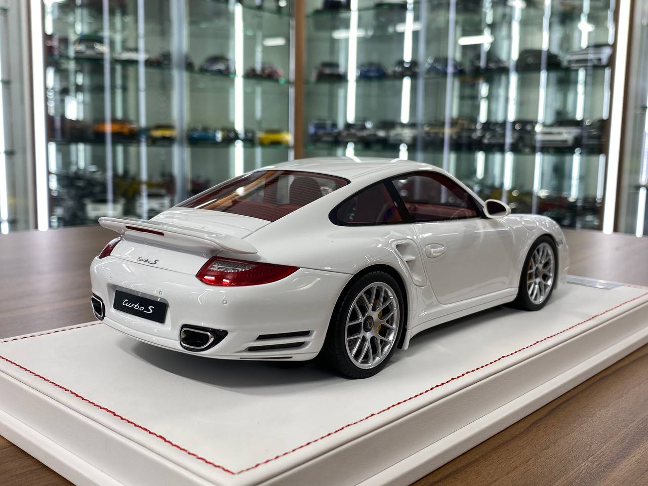 1:18 Resin - Porsche 911 Turbo S (997.2) White Exterior, Red Interior by Ivy Model