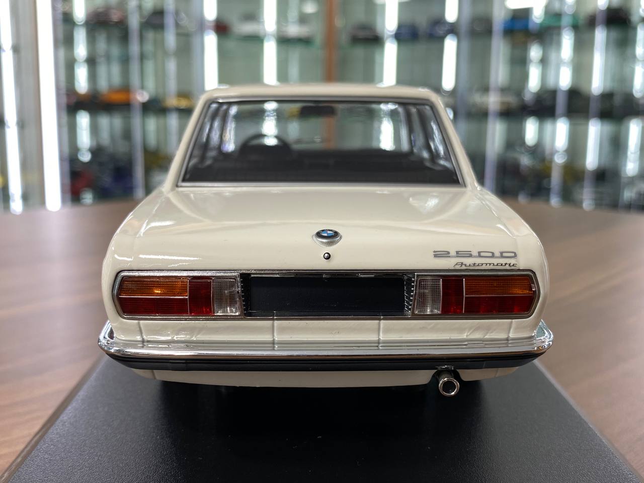 1:18 Diecast – Minichamps BMW 2500 (1968)