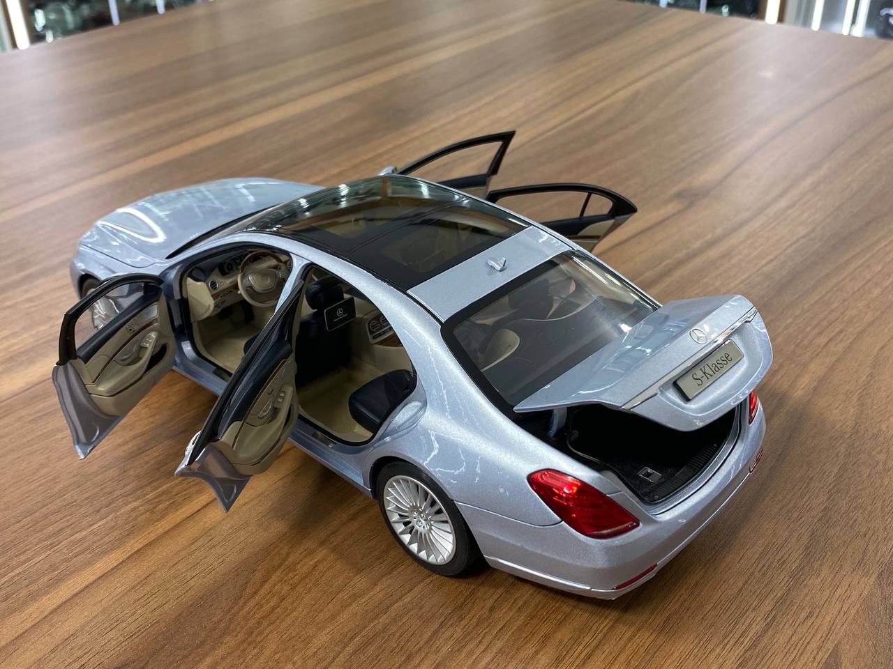 1:18 Diecast – Norev Dealer Edition Mercedes-Benz S-Class S500 (W222) 2013 – Full Opening