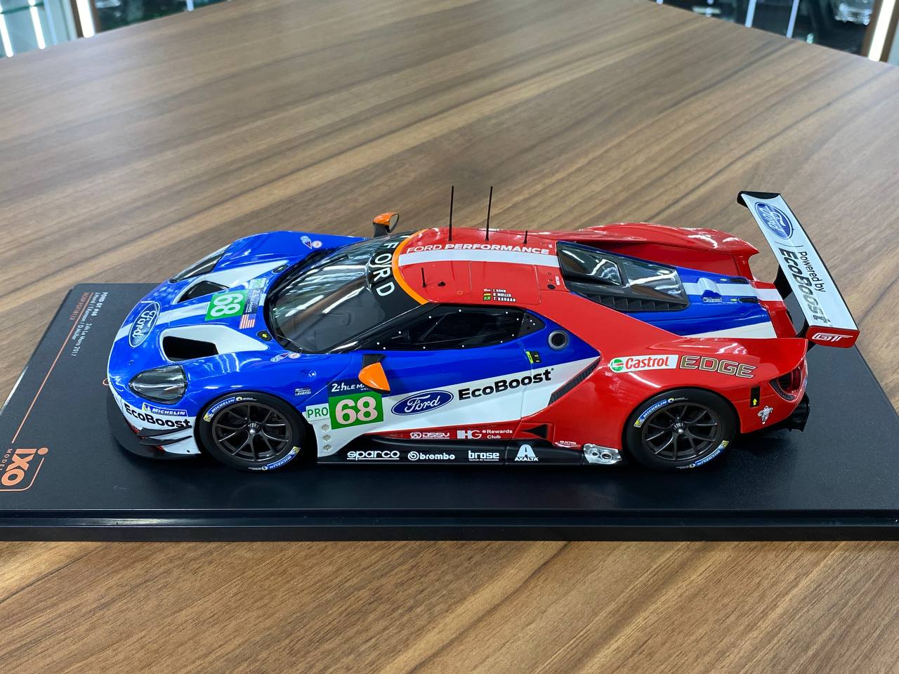 1:18 Diecast – IXO Models Ford GT #68 24H Le Mans 2017 (J. Hand / T. Kanaan / D. Müller)