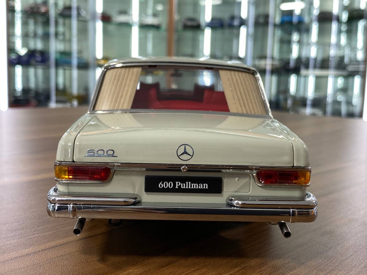 1:12 Diecast Full Opening – NZG Modelle GmbH Dealer Edition Mercedes-Benz 600 Pullman (W100) – White Grey