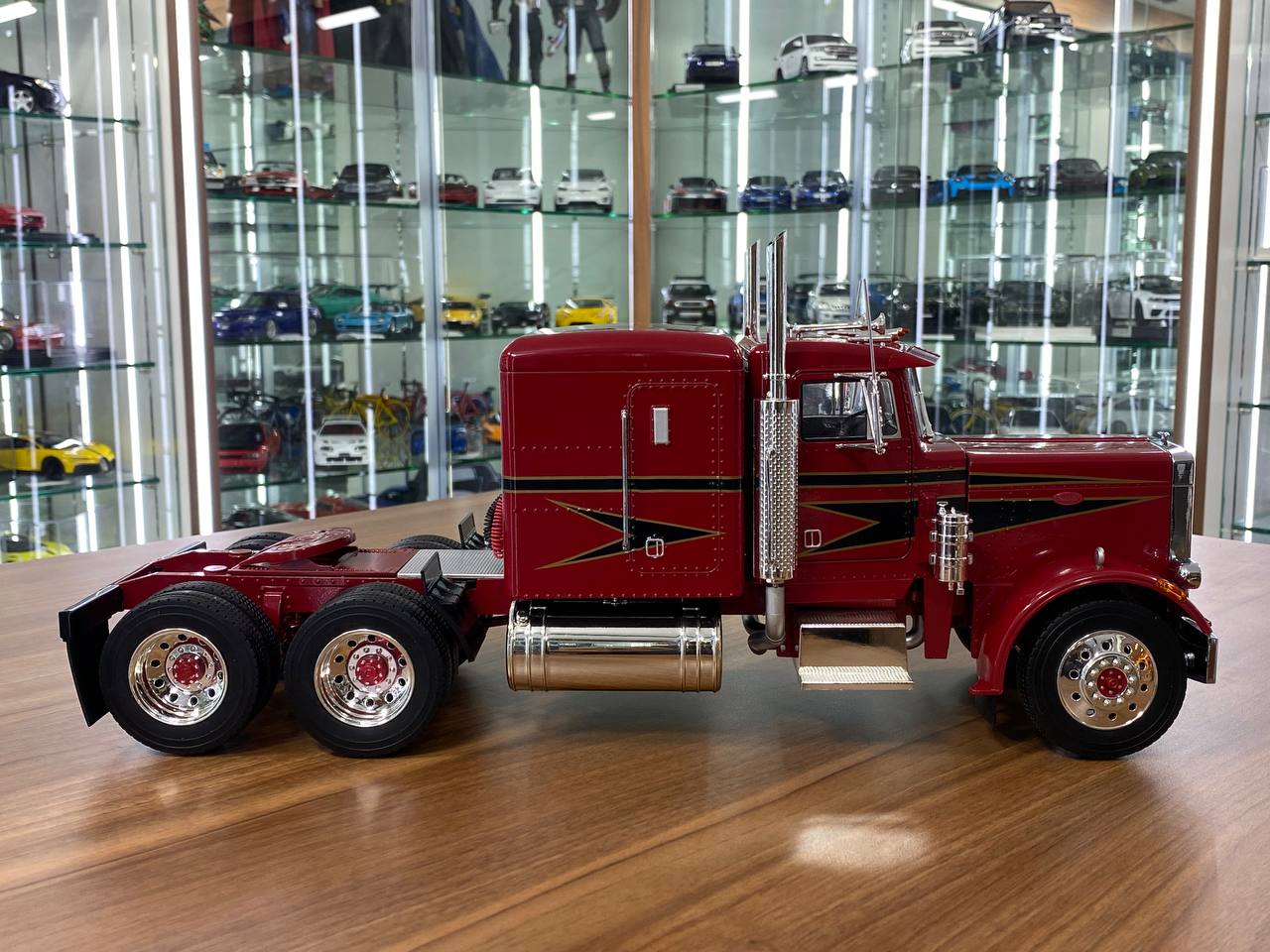 1:18 Diecast Doors Opening – IVY Model Peterbilt 359 (Red)