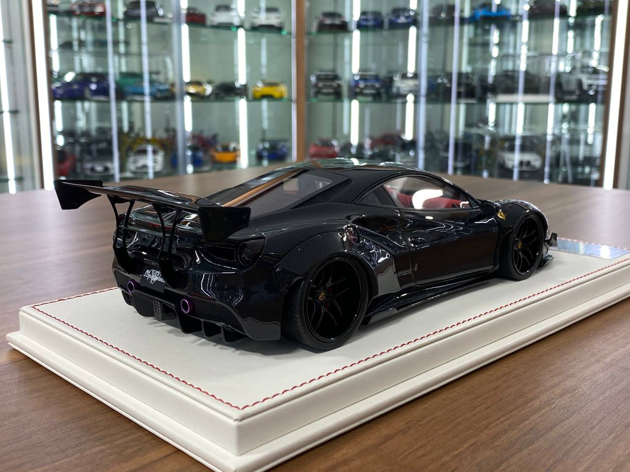 1:18 Resin Model - Davis & Giovanni Ferrari 488 GTB (Gloss Black Carbon / Calvin) - Limited 1 of 1