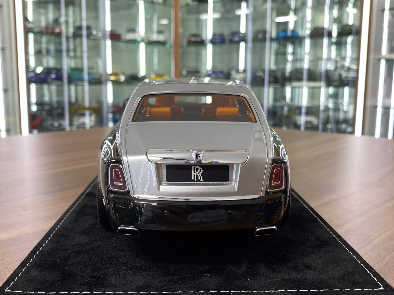 1/18 Resin H&H Rolls Royce Phantom Extended Wheelbase  II Black / Silver Limited Edition 30