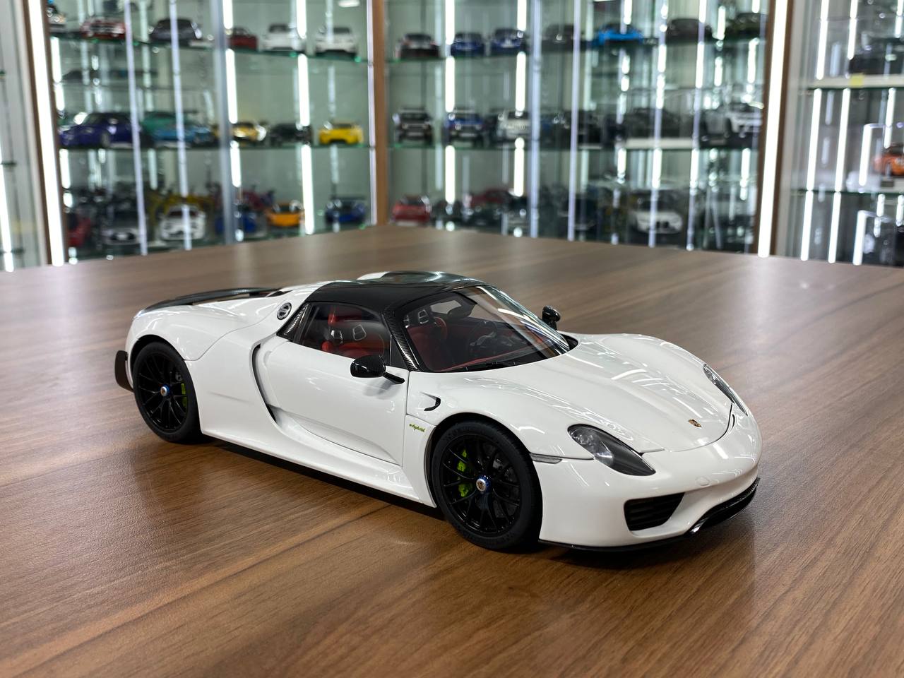 1/18 diecast AutoArt Porsche 918 Spyder Weissach Package White/ Black interior