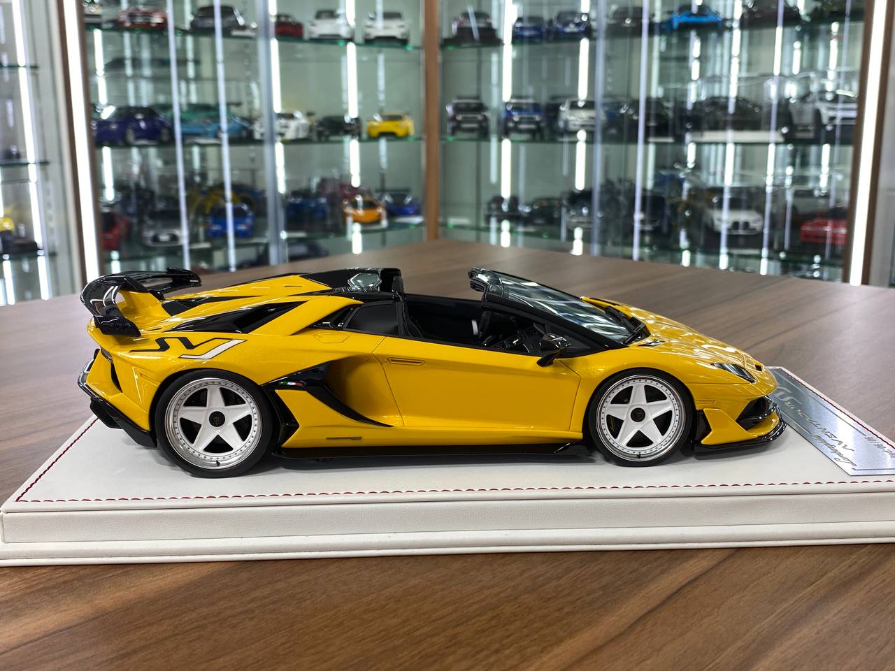 1:18 Resin Model - Davis & Giovanni Lamborghini Aventador SVJ Roadster - Giallo Orion