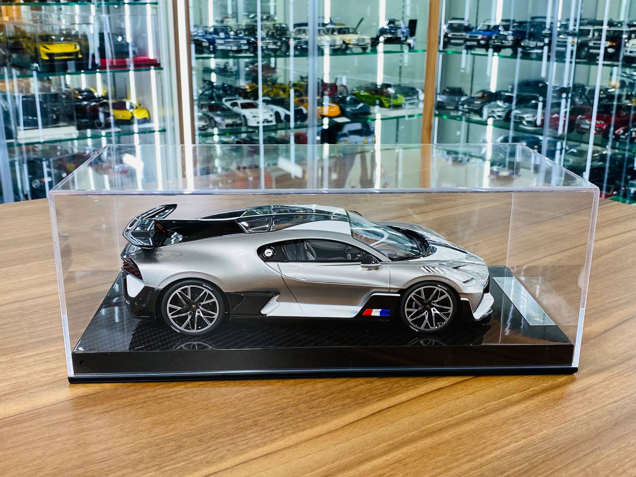 Exclusive 1/18 Resin Model - Bugatti Divo (Metallic Silver)