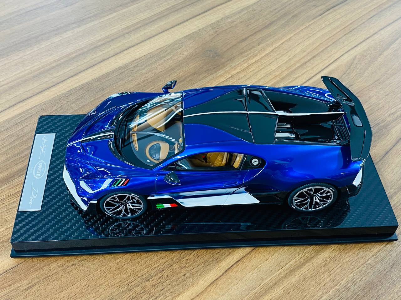 Exclusive 1/18 Resin Model - Bugatti Divo (Atlantic Blue)