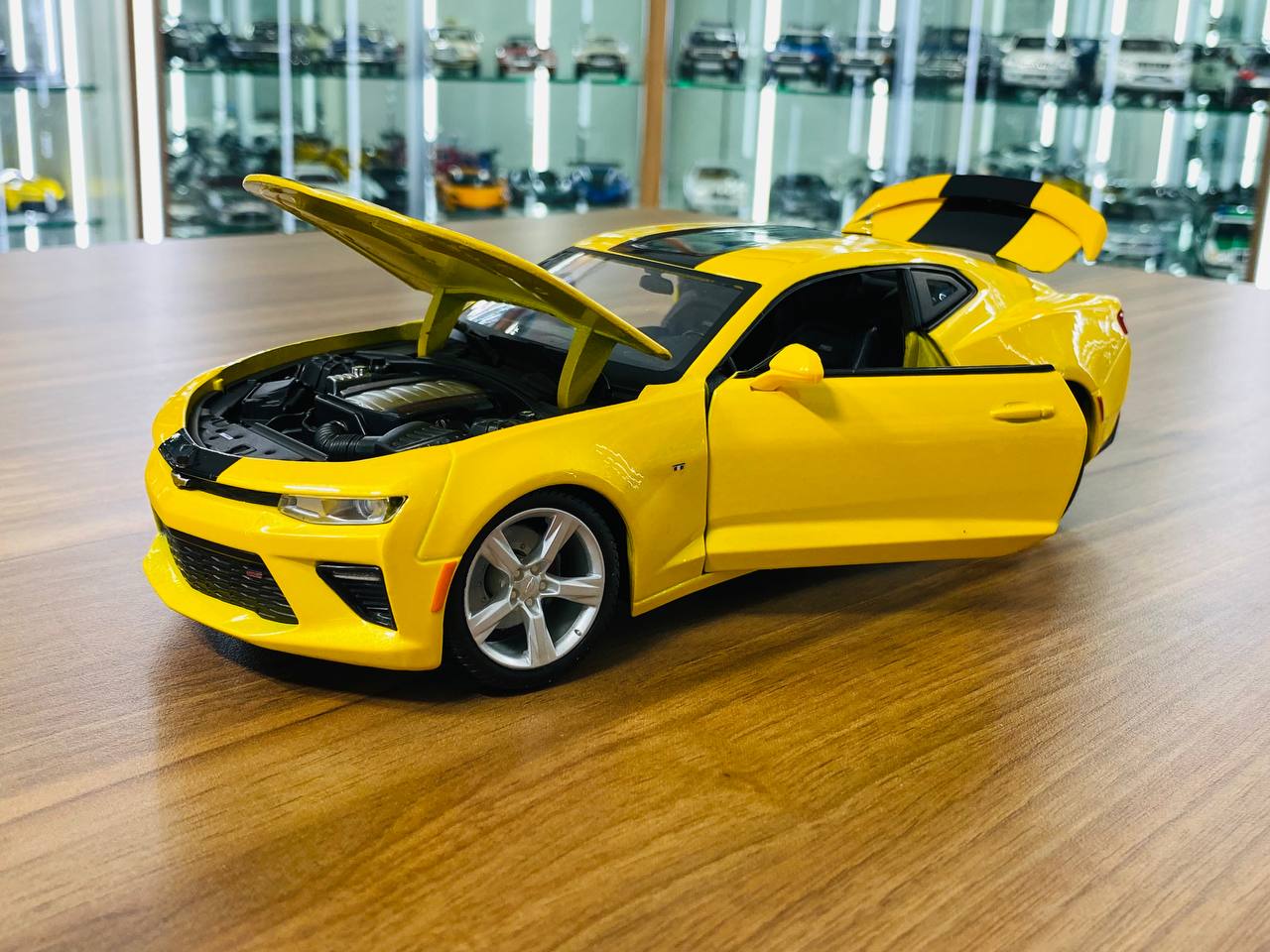 1/18 Diecast Maisto Chevrolet Camaro SS 2016  Yellow / black stripe