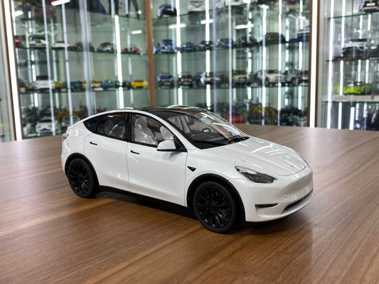 Tesla Model Y [ 1/18 White, Diecast ]